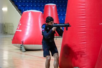 Боец LASERWAR в прицеле за красным надувным укрытием